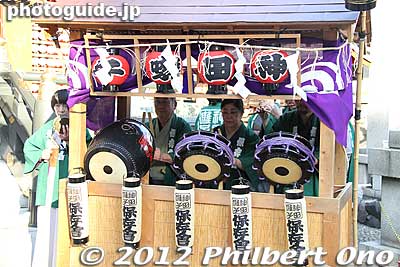 Live festival music played during the bean throwing.
Keywords: tokyo chiyoda-ku kanda myojin shrine setsubun festival matsuri