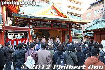 An idol group perform in the Kaguraden. They are called Houkago Princess. They're not AKB48 who threw beans here 3 years ago. 放課後プリンセス
Keywords: tokyo chiyoda-ku kanda myojin shrine