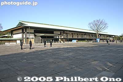 The Imperial Palace's Chowaden Hall where formal banquets and meetings are held. This modern complex was built in 1968. In front is the Kyuden Totei plaza　長和殿、宮殿　東庭
Keywords: tokyo chiyoda-ku imperial palace kokyo