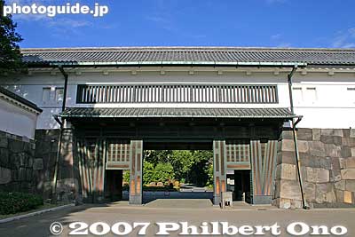 Otemon Gate 大手門
Keywords: tokyo chiyoda-ku imperial palace kokyo edo castle gate