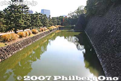 View of Hakucho moat from Shiomizaka Slope 汐見坂　白鳥濠
Keywords: tokyo chiyoda-ku imperial palace kokyo edo castle gate