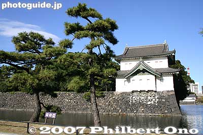 Keywords: tokyo chiyoda-ku imperial palace kokyo edo castle moat turret