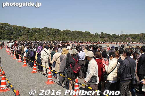 Long line to enter Inui-dori, a 600-meter path lined with cherry trees along a palace moat. 皇居乾通り一般公開
Keywords: tokyo chiyoda-ku imperial palace
