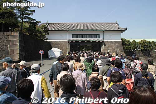 Wow, amazing that we could get in so quickly. This was the entrance to Inui-dori, Sakashita Gate.
Keywords: tokyo chiyoda-ku imperial palace inui-dori