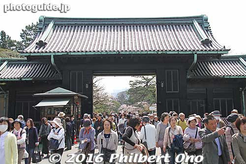 Inui Gate from the outside.
Keywords: tokyo chiyoda-ku imperial palace inui-dori