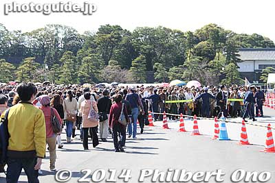 Insane crowds at Imperial Palace on April 4, 2014.
Keywords: tokyo chiyoda-ku imperial palace kokyo