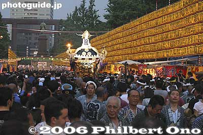 Also see the [url=http://www.youtube.com/watch?v=5nmhNnY_YYs]video at YouTube[/url].
Keywords: tokyo chiyoda-ku yasukuni shrine jinja mitama matsuri festival obon lantern