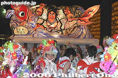 Nebuta float and haneto dancers. Also see the [url=http://www.youtube.com/watch?v=Lev2N4lBehA] video at YouTube[/url].
Mitama Mtasuri at Yasukuni Shrine.
Keywords: tokyo chiyoda-ku yasukuni shrine jinja mitama matsuri festival japannatsu obon lantern matsuri7