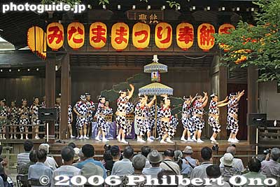 Stage entertainment is also provided during the festival.
Keywords: tokyo chiyoda-ku yasukuni shrine jinja mitama matsuri festival obon lantern
