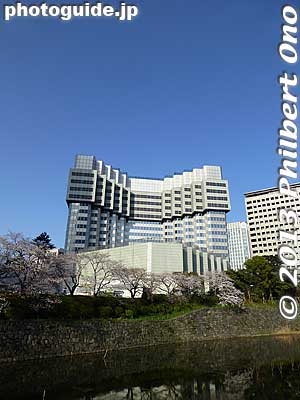 As the top floor is gutted and debris removed by cranes inside the building, they lower the roof, thereby shrinking the building.
Keywords: tokyo chiyoda-ku akasaka prince hotel