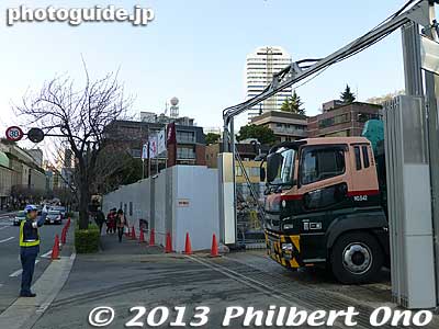 Trucks leave the demolition site.
Keywords: tokyo chiyoda-ku akasaka prince hotel