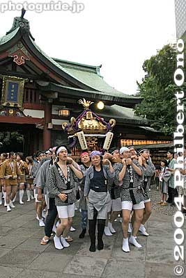 A mikoshi arrives at Hie Shrine.
Keywords: tokyo chiyoda-ku hie jinja shrine sanno matsuri festival mikoshi portable shrine