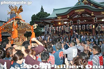 Quite a spectacle.
Keywords: tokyo chiyoda-ku hie jinja shrine sanno matsuri festival mikoshi portable shrine