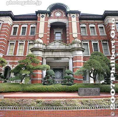 Center of red brick building, what should be the central entrance.
Keywords: tokyo chiyoda-ku JR train station marunouchi red brick building