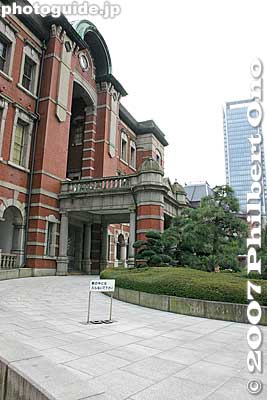 Driveway to central entrance.
Keywords: tokyo chiyoda-ku JR train station marunouchi red brick building