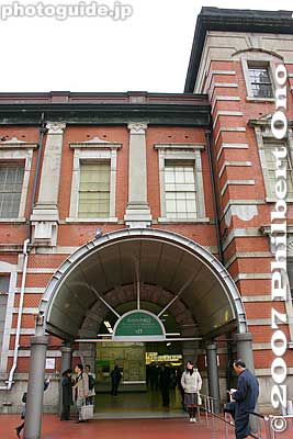 Tokyo Station, Marunouchi Central Entrance. What should be the station's largest entrance is like a mouse hole and easily missed.
Keywords: tokyo chiyoda-ku JR train station marunouchi red brick building