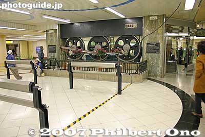Tokyo Station Marunouchi North Entrance underground passage to Otemachi Station and locomotive wheels. Behind it is a room for smokers.
Keywords: tokyo chiyoda-ku JR train station marunouchi