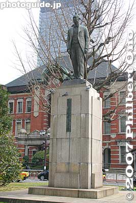 Statue in front of red brick building.
Keywords: tokyo chiyoda-ku JR train station marunouchi