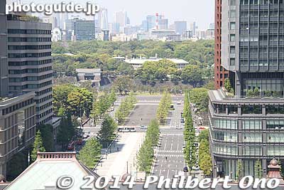Imperial Palace in the distance
Keywords: tokyo chiyoda-ku JR train station marunouchi
