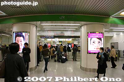 Tokyo Station Yaesu Central Entrance 東京駅八重洲中央口改札
Keywords: tokyo chiyoda-ku JR train station yaesu exit entrance