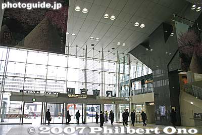 Inside Tokyo Station's Nihonbashi Entrance, completely different from before. Starbucks on the right.
Keywords: tokyo chiyoda-ku JR train station yaesu north exit entrance