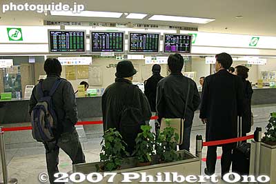 Shinkansen ticket office. Faster to buy tickets at the ticket machine.
Keywords: tokyo chiyoda-ku JR train station yaesu exit entrance shinkansen
