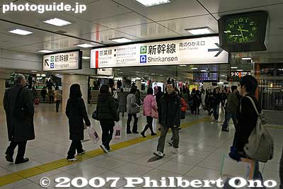 Signs point you to the shinkansen tracks.
Keywords: tokyo chiyoda-ku JR train station yaesu exit entrance shinkansen