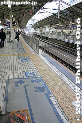 Markings on train platform for standing in line to board.
Keywords: tokyo chiyoda-ku JR train station yaesu exit entrance shinkansen platform