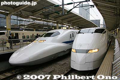 Shinkansen trains
Keywords: tokyo chiyoda-ku JR train station shinkansen platform tracks