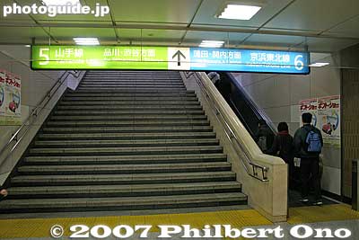 Stairs and escalator to Yamanote Line platform
Keywords: tokyo chiyoda-ku JR train station yamanote line