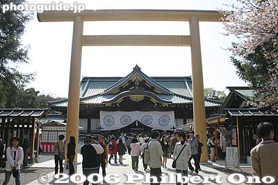 Yasukuni Shrine, Torii and Haiden hall
Keywords: tokyo chiyoda-ku yasukuni japanshrine jinja war military museum torii