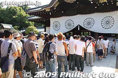 Worshippers at Yasukuni Shrine on Aug. 15.
Keywords: tokyo chiyoda-ku yasukuni shrine jinja 