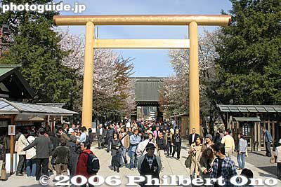 Keywords: tokyo chiyoda-ku yasukuni shrine jinja war military museum torii