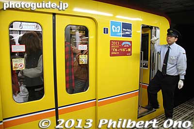 Ginza subway line. This train has a retro design based on the original subway.
Keywords: tokyo chuo-ku ginza