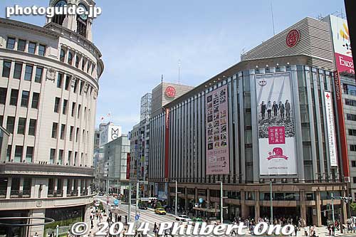 Ginza 4-chome intersection with Wako on the left and Mitsukoshi Dept. store on the right.
Keywords: tokyo chuo-ku ginza