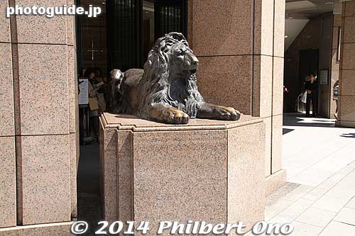 Ginza Mitsukoshi Dept. Store's lion statue is a popular meeting place.
Keywords: tokyo chuo-ku ginza