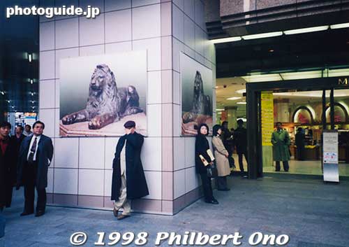 One time the lion statues was gone, so they put a large photo of it in its place.
Keywords: tokyo chuo-ku ginza