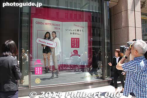 Mother's Day photo shoot event at Mitsukoshi Dept. Store.
Keywords: tokyo chuo-ku ginza