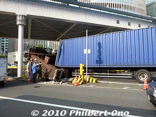In 2010, a truck hit an overhead barrier at Sukiyabashi.
Keywords: tokyo chuo-ku ginza