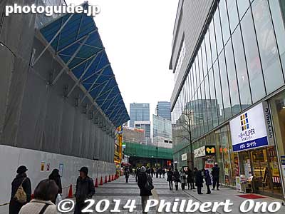 In 2014, this building on the left in Yurakucho right next to the Shinkansen tracks caught fire.
Keywords: tokyo chuo-ku ginza