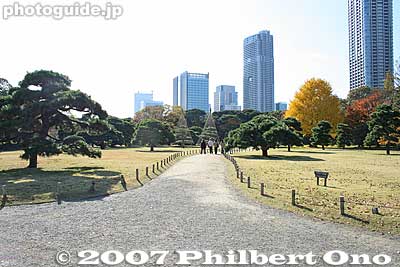 Site of the Enryokan State Guesthouse. Former U.S. President Ulysses Grant and his wife stayed there for two months in 1879 during their world tour. Hawaii's King Kalakaua also stayed here in 1881. He traveled by horse carriage to meet Emperor Meiji.
Keywords: tokyo chuo-ku hama-rikyu garden pine tree matsu
