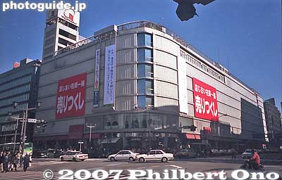Tokyu Dept. Store in Nihonbashi on Jan. 31, 1999, its last day before the store closed. This store used to be Shirokiya.
Keywords: tokyo chuo-ku nihonbashi nihombashi