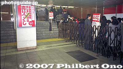 Crowd line up to enter Tokyu Dept. Store in Nihonbashi on Jan. 31, 1999.
Keywords: tokyo chuo-ku nihonbashi nihombashi