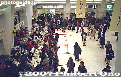 Crowd in Tokyu Dept. Store in Nihonbashi on Jan. 31, 1999.
Keywords: tokyo chuo-ku nihonbashi nihombashi