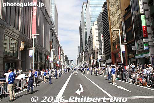 About 800,000 crowded the sidewalks along the 2.5 km route on Chuo-dori that goes through Ginza 4-chome.
Keywords: tokyo chuo ginza nihonbashi Rio Olympic Paralympic medalists parade