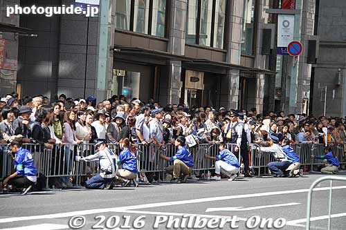 Crowd control
Keywords: tokyo chuo ginza nihonbashi Rio Olympic Paralympic medalists parade