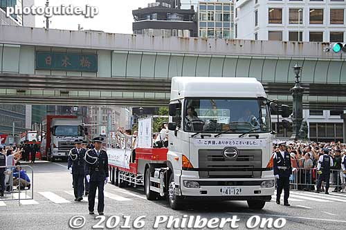 Paralympians on a flatbed truck first appeared. They are wheelchair rugby players who won the bronze.
Keywords: tokyo chuo ginza nihonbashi Rio Olympic Paralympic medalists parade
