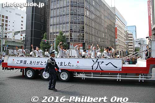 Paralympians on a flatbed truck first appeared. They are wheelchair rugby players who won the bronze.
Keywords: tokyo chuo ginza nihonbashi Rio Olympic Paralympic medalists parade