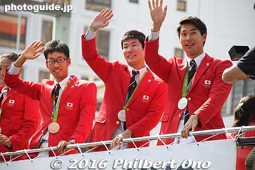 Sprinters and silver medalists Yoshihide Kiryu (middle) and Shota Iizuka (right) who got their Olympic glory in the 400-meter relay race
Keywords: tokyo chuo ginza nihonbashi Rio Olympic Paralympic medalists parade japansports