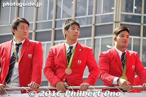 Judo medalists. On the left is Hisayoshi Harasawa, judo silver medalist in 100+ kg class. In the middle is Takanori Nagase, judo bronze medalist in 81 kg. On the right is Shohei Ono, judo gold medalist in 73 kg.
Keywords: tokyo chuo ginza nihonbashi Rio Olympic Paralympic medalists parade japansports